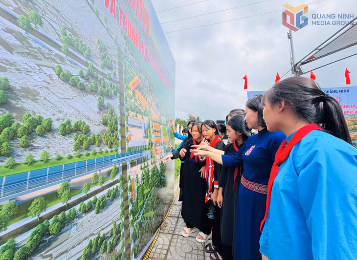 Thầy cô giáo và học sinh xã Bình Liêu thích thú với ngôi trường mới sắp được xây dựng.