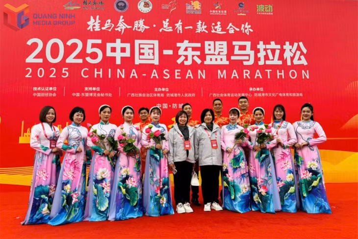 Đoàn Quảng Ninh gồm 15 cán bộ, nghệ sĩ của Sở Văn hóa, Thể thao và Du lịch. Ảnh: Đơn vị cung cấp