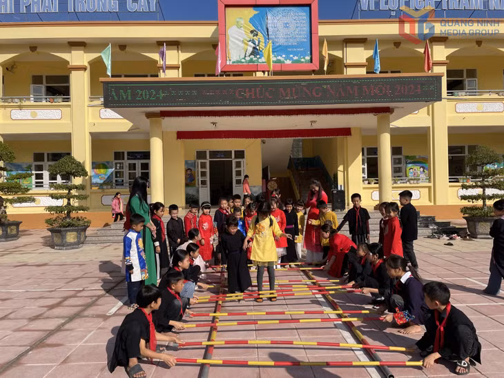 Trường Phổ thông nội trú Tiểu học và THCS Đồng Tâm (xã Lục Hồn) sẽ được đầu tư trên cơ sở sáp nhập Trường Tiểu học Đồng Tâm và Trường THCS Đồng Tâm. Trong ảnh: Các em học sinh học sinh Trường Tiểu học Đồng Tâm tham gia hoạt động ngoài trời.