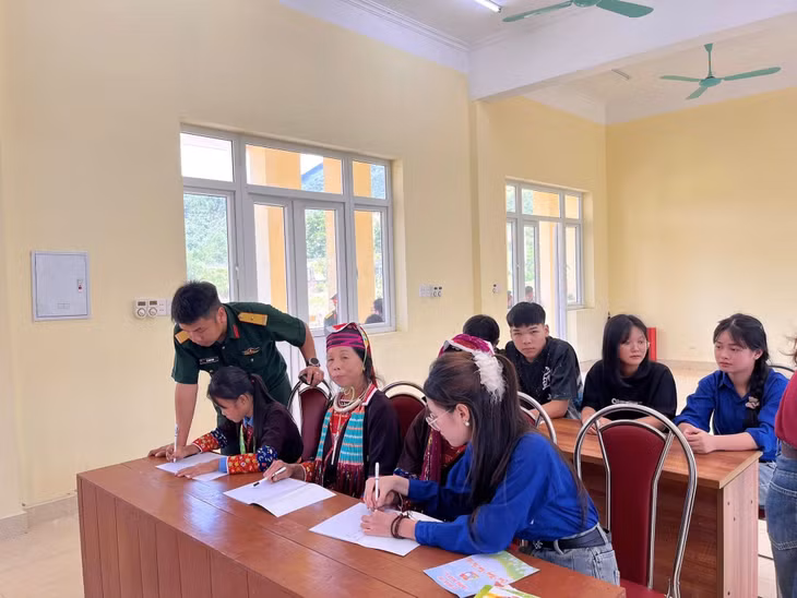 Cán bộ, chiến sĩ Tiểu đoàn 7, Trung đoàn 43 trong một buổi dạy học cho đồng bào nhân dân bản Pò Hèn, xã Quảng Đức, tỉnh Quảng Ninh.