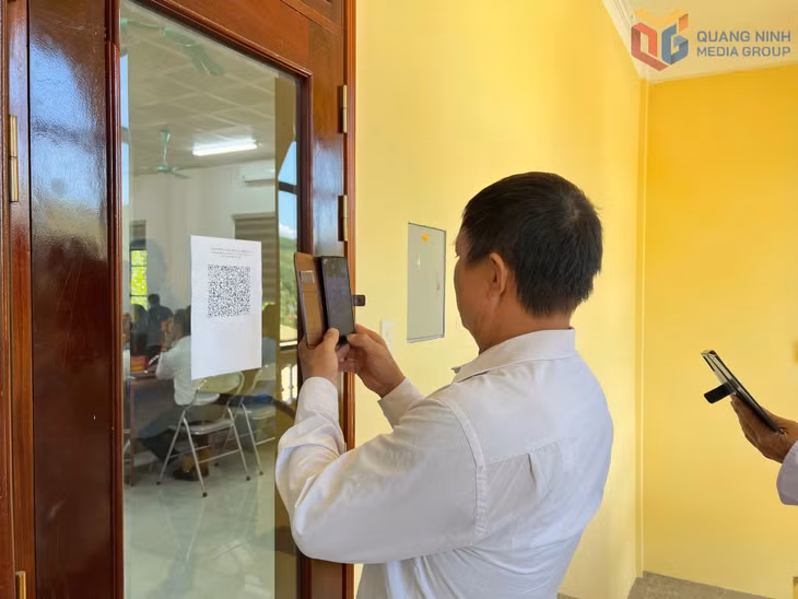 Đại biểu HĐND xã Điền Xá điểm danh bằng mã QR-Code trong các Kỳ họp.