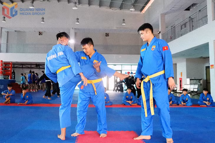 Nguyễn Hữu Toàn (tay phải, ngoài cùng) được HLV, các đồng đội tin tưởng, giúp đỡ tập luyện lấy lại phong độ khi về với Vovinam Quảng Ninh.
