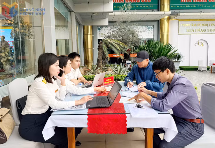 Thuế cơ sở 1 tỉnh Quảng Ninh hướng dẫn hộ kinh doanh đăng ký tờ khai thuế.