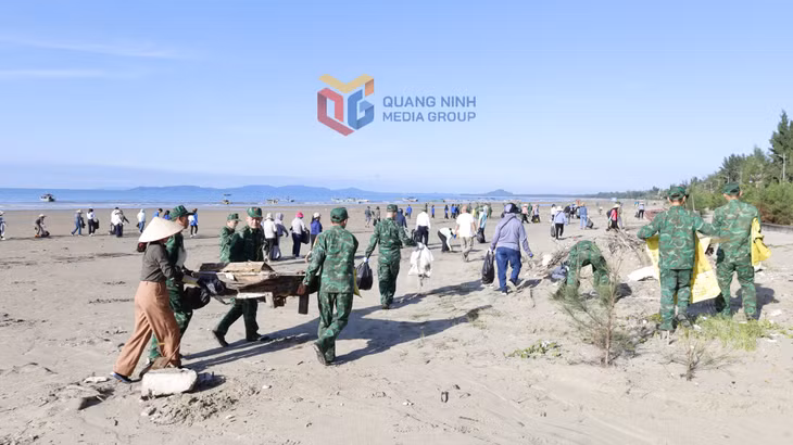 Ra quân dọn vệ sinh, thu gom rác thải trên bãi biển Trà Cổ-Bình Ngọc