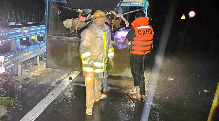 Lực lượng chức năng có mặt tại hiện trường vụ sạt lở trên đèo Khánh Lê khiến 6 người tử vong - Ảnh: KIM HOA