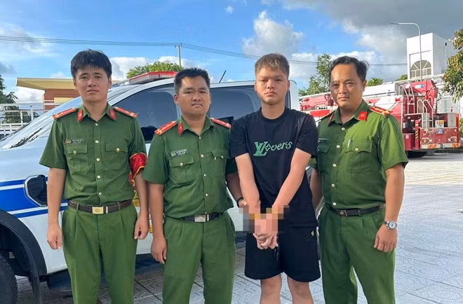 Đối tượng cướp tiệm vàng ở TP Hồ Chí Minh đang trên đường bỏ trốn thì bị Công an Khánh Hòa truy bắt thành công. Ảnh: Phương Linh