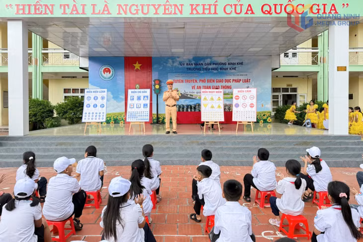 Ngoại khóa tuyên truyền, phổ biến, giáo dục pháp luật về ATGT tại Trường Tiểu học Bình Khê, tháng 10/2025.
