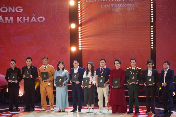Các nghệ sĩ, ê-kíp đoàn phim đạt giải. Ảnh: Mai Anh.