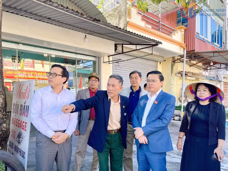 Lãnh đạo phường Cửa Ông kiểm tra, nắm bắt kiến nghị cử tri ở khu dân cư.