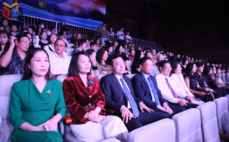 Các đồng chí lãnh đạo tỉnh và các sở, ban, ngành cùng đông đảo khán giả yêu nhạc tham dự cổ vũ cho hội thi và các thí sinh.