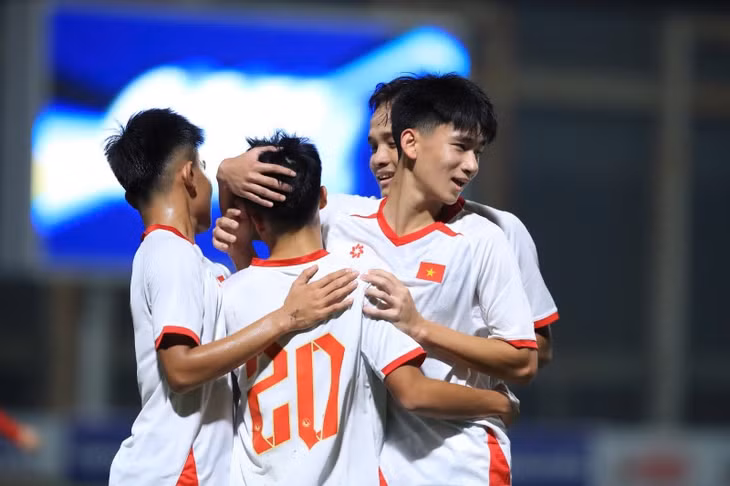 U17 Việt Nam thắng đậm U17 Singapore. Ảnh: Minh Dân