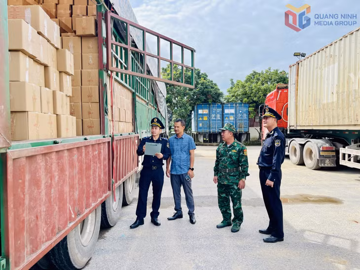 Các lực lượng chức năng tại Cửa khẩu Hoành Mô thực hiện giám sát hàng hóa XNK.