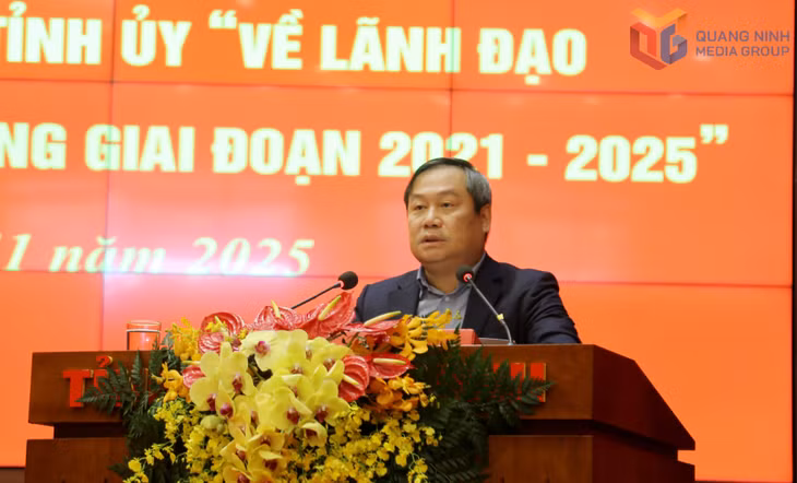 Đồng chí Vũ Đại Thắng, Ủy viên Trung ương Đảng, Bí thư Tỉnh ủy, Trưởng Đoàn ĐBQH tỉnh, phát biểu chỉ đạo tại hội nghị.