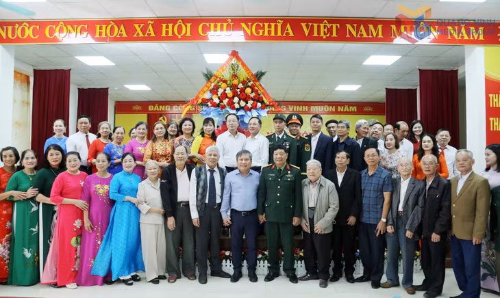 Đồng chí Vũ Đại Thắng, Ủy viên Trung ương Đảng, Bí thư Tỉnh ủy, Trưởng Đoàn ĐBQH tỉnh đến dự, chung vui Ngày hội Đại đoàn kết toàn dân tộc với bà con nhân dân khu Yết Kiêu 2, phường Hồng Gai.