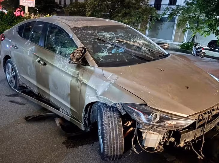 Chiếc ô tô bị hư hỏng sau vụ việc - Ảnh: Bạn đọc cung cấp