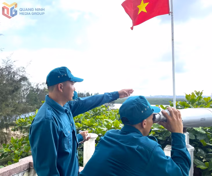 Lực lượng Dân quân thường trực phường Móng Cái 1 quan sát, kiểm tra tình hình biên giới trên biển.