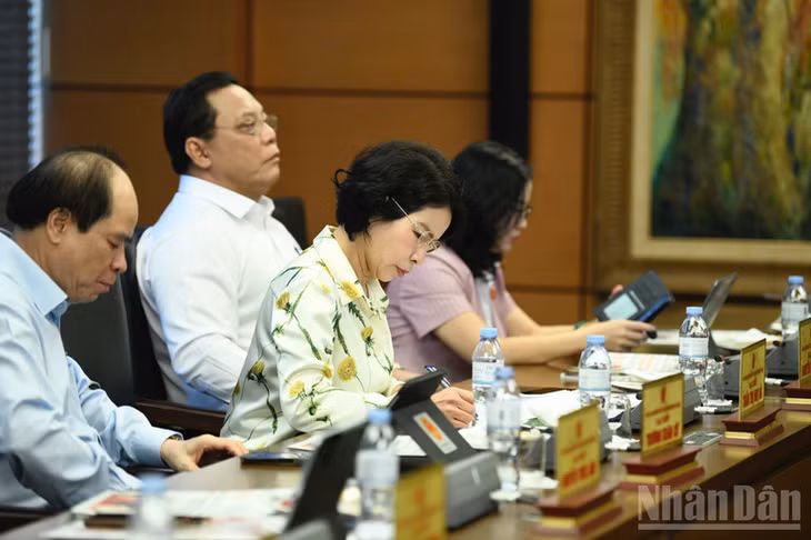 Các đại biểu thảo luận tại tổ. (Ảnh: DUY LINH)