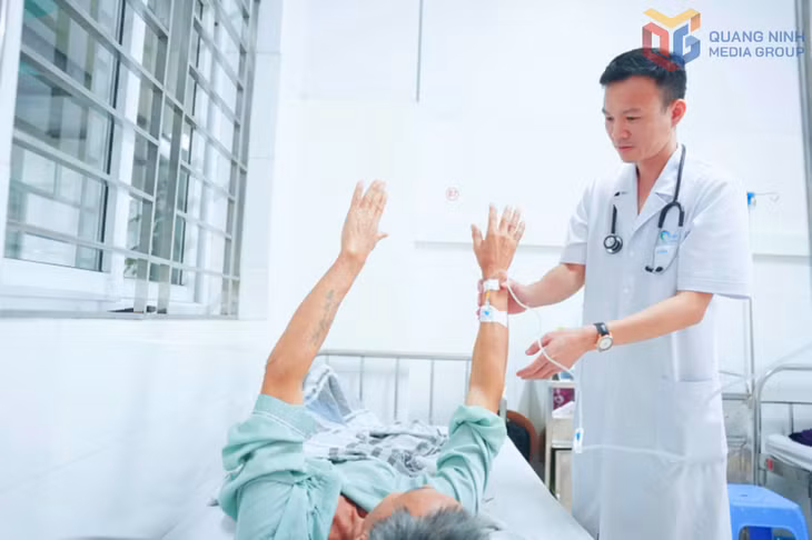 Bác sĩ Giáp Hùng Mạnh (Trưởng Khoa Thần kinh - Vật lý trị liệu - Phục hồi chức năng, Bệnh viện Bãi Cháy) khám cho bệnh nhân sau can thiệp nội mạch.
