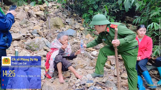 Cụ bà được tìm thấy sau 2 ngày lạc trong rừng. Ảnh: Công an xã Phong Dụ Hạ.