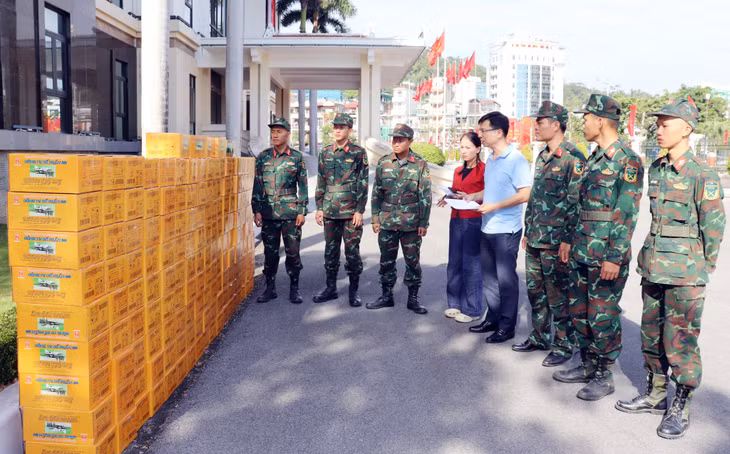 Bộ CHQS tỉnh trao tặng 1 tấn lương khô và 5.000 bộ quần áo thu đông, hè cho nhân dân vùng lụt tỉnh Lâm Đồng. Ảnh: Trúc Linh