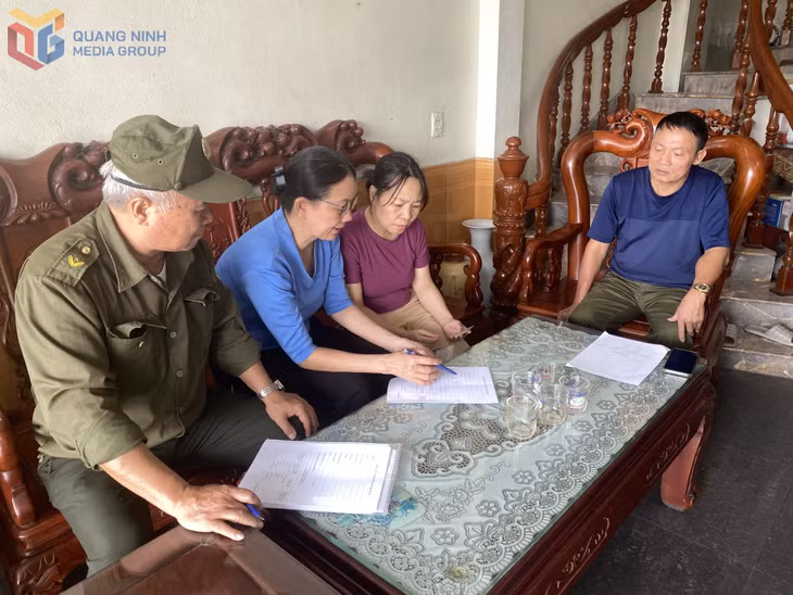 Người dân khu 2B (phường Cao Xanh) kê khai thông tin phương tiện mô tô, ô tô.