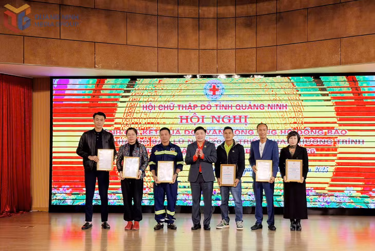 Lãnh đạo Hội Chữ thập đỏ tỉnh trao ghi nhận Tấm Lòng Vàng cho 