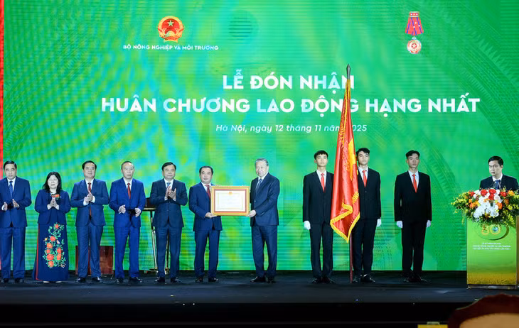 Tổng Bí thư Tô Lâm trao Huân chương Lao động hạng Nhất tặng Bộ Nông nghiệp và Môi trường. (Ảnh: ĐĂNG KHOA)
