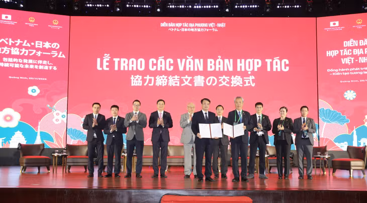 Các địa phương, doanh nghiệp, cơ quan, đơn vị Việt Nam, Nhật Bản trao văn bản hợp tác.