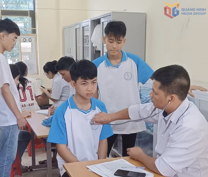 Trường THPT Quảng Hà phối hợp với Trạm Y tế xã Quảng Hà khám sức khoẻ cho học sinh năm học 2025- 2026.