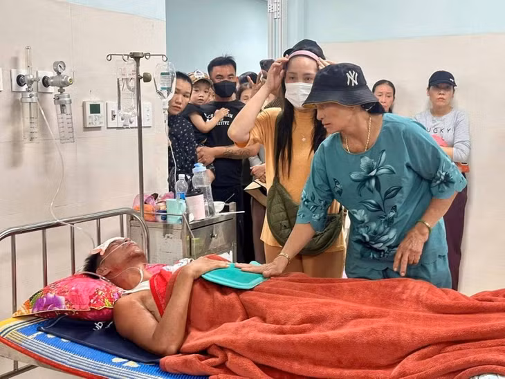 Người thân đến thăm anh Quang. Ảnh: Viên Nguyễn