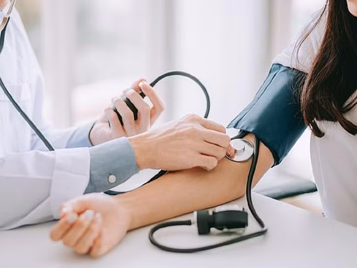 Tăng huyết áp ảnh hưởng đến thị lực, cần được kiểm soát bằng chế độ ăn uống, sinh hoạt và dùng thuốc.