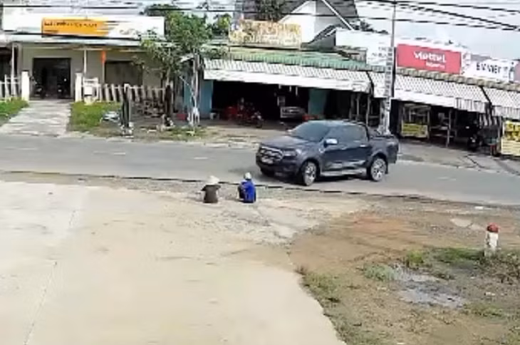 Vị trí 2 cụ già ngồi và bị ôtô cán qua người. Ảnh: Phạm Duy