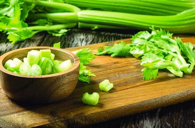 Cạn cần ăn cả rau và trái cây để được bổ sung đủ vi chất cần thiết cho sức khỏe - Ảnh minh họa