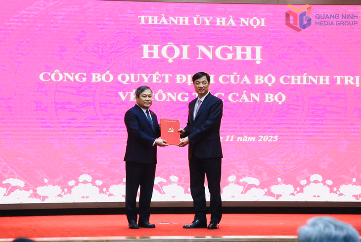 Đồng chí Nguyễn Duy Ngọc, Ủy viên Bộ Chính trị, Bí thư Thành ủy Hà Nội trao Quyết định của Bộ Chính trị cho đồng chí Vũ Đại Thắng, Ủy viên BCH Trung ương Đảng, Bí thư Tỉnh ủy, Trưởng Đoàn ĐBQH tỉnh Quảng Ninh giữ chức vụ Phó Bí thư Thành ủy Hà Nội, nhiệm kỳ 2025-2030.