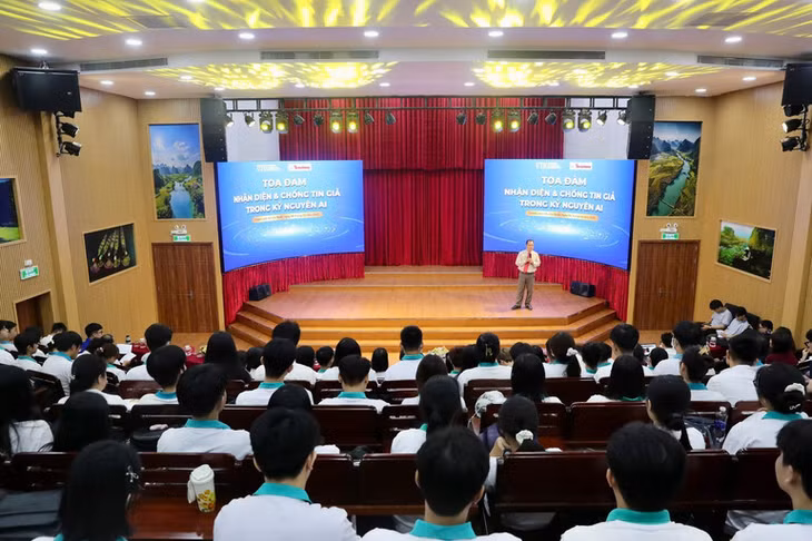 Diễn giả chia sẻ về các hình thức lừa đảo trực tuyến với sinh viên.