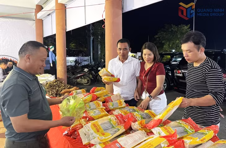 Người dân, du khách mua sắm, thưởng thức đặc sản OCOP mang đậm bản sắc vùng cao tại Hội Mùa vàng 2025 xã Lục Hồn.