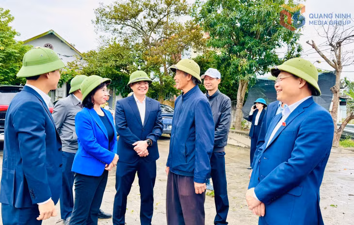 Đồng chí Trịnh Thị Minh Thanh, Phó Bí thư Thường trực Tỉnh uỷ, Chủ tịch HĐND tỉnh, trao đổi với người dân về đầu tư cải tạo, nâng cấp tuyến đường khu Bí Thượng, phường Yên Tử.