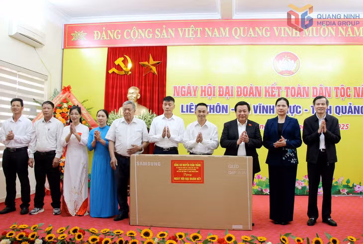 Đồng chí Nguyễn Xuân Thắng, Ủy viên Bộ Chính trị, Giám đốc Học viện Chính trị Quốc gia Hồ Chí Minh, Chủ tịch Hội đồng lý luận Trung ương tặng ti vi cho 7 thôn trên địa bàn xã Vĩnh Thực.
