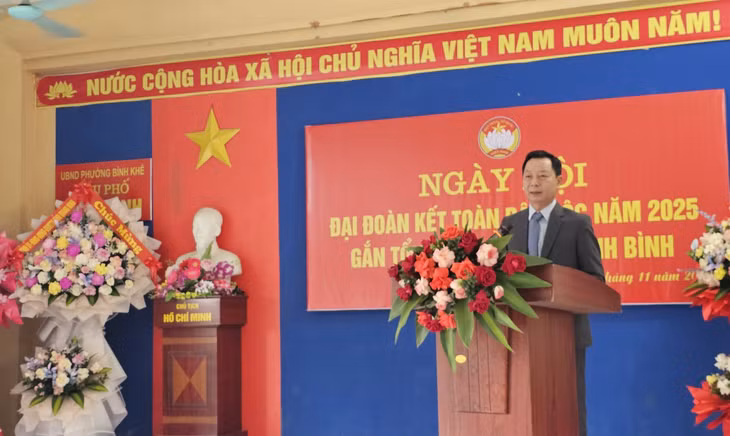 Đồng chí Lê Văn Ánh, Phó Chủ tịch UBND tỉnh, phát biểu tại Ngày hội Đại đoàn kết toàn dân tộc tại khu phố Ninh Bình, phường Bình Khê.