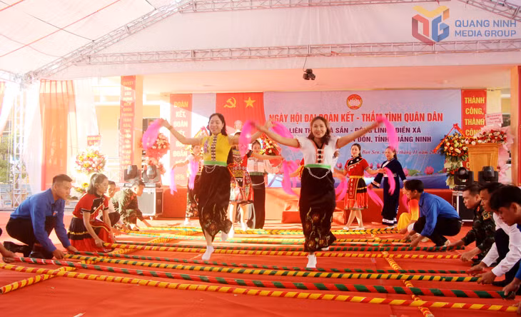 Nhân dân đặc khu Vân Đồn tham dự Ngày hội Đại đoàn kết toàn dân tộc năm 2024. Ảnh: Mạnh Trường