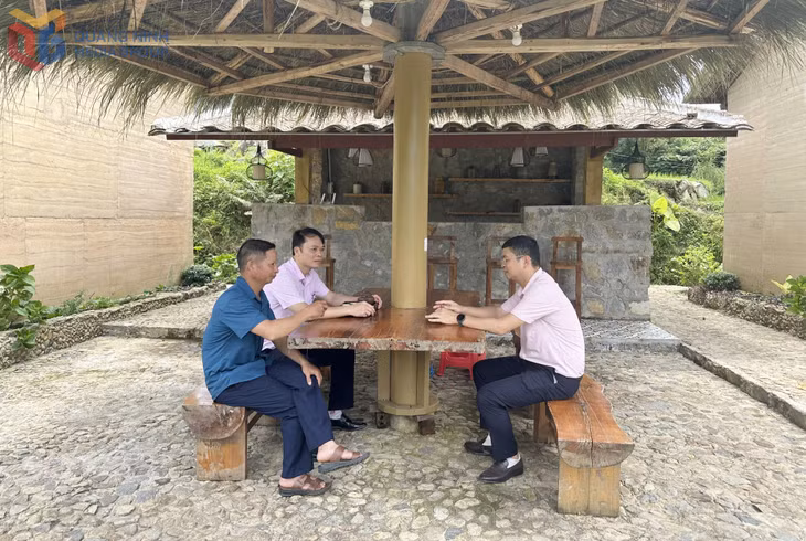 Cán bộ Phòng Giao dịch Ngân hàng CSXH Bình Liêu rà soát nhu cầu vay vốn.