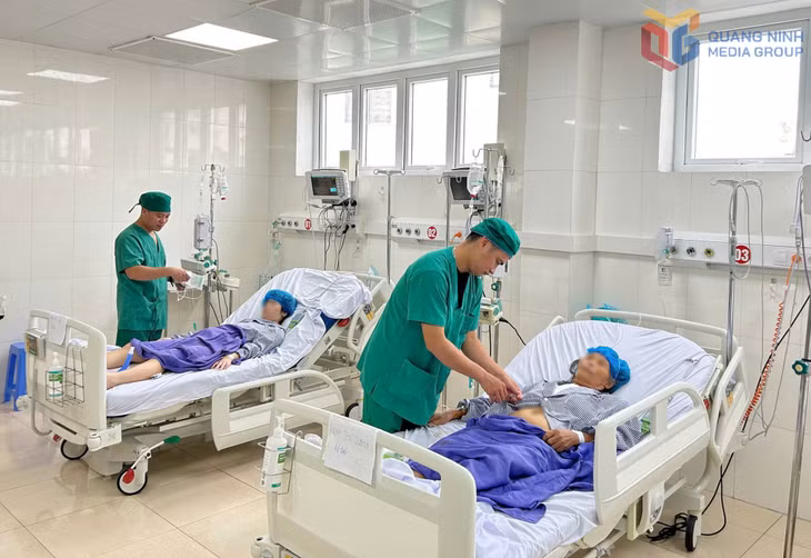 Bệnh nhân sau mổ tim được chăm sóc tích cực tại phòng hậu phẫu Bệnh viện Đa khoa tỉnh.