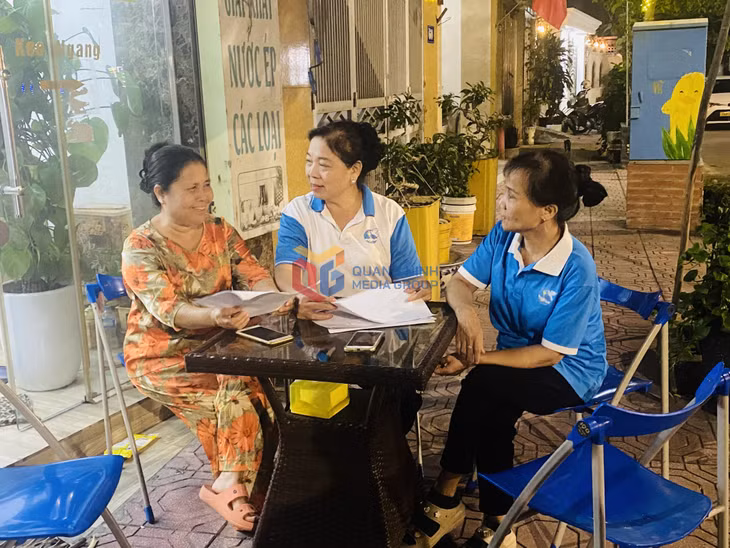 Hội Phụ nữ phường Bãi Cháy hướng dẫn người dân kê khai thông tin phương tiện gia đình.
