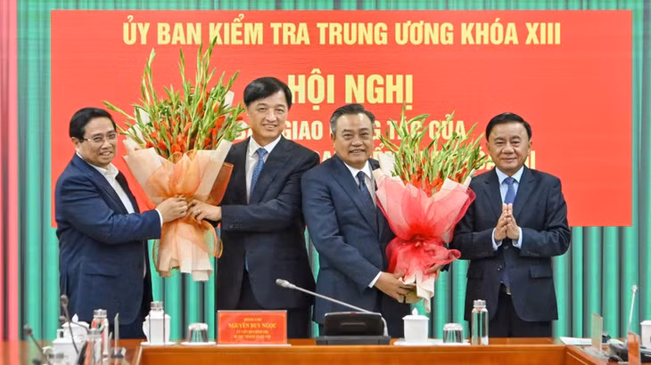 Thủ tướng Phạm Minh Chính và Thường trực Ban Bí thư Trần Cẩm Tú tặng hoa chúc mừng Bí thư Thành ủy Hà Nội Nguyễn Duy Ngọc và Chủ nhiệm Ủy ban Kiểm tra Trung ương Trần Sỹ Thanh. (Ảnh: THỦY NGUYÊN)