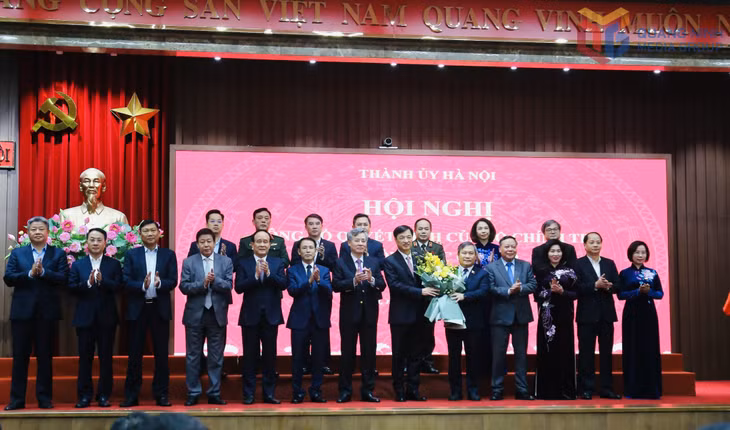 Đồng chí Nguyễn Duy Ngọc, Ủy viên Bộ Chính trị, Bí thư Thành ủy Hà Nội tặng hoa chúc mừng đồng chí Vũ Đại Thắng, Ủy viên BCH Trung ương Đảng, Bí thư Tỉnh ủy, Trưởng Đoàn ĐBQH tỉnh Quảng Ninh giữ chức vụ Phó Bí thư Thành ủy Hà Nội, nhiệm kỳ 2025-2030.