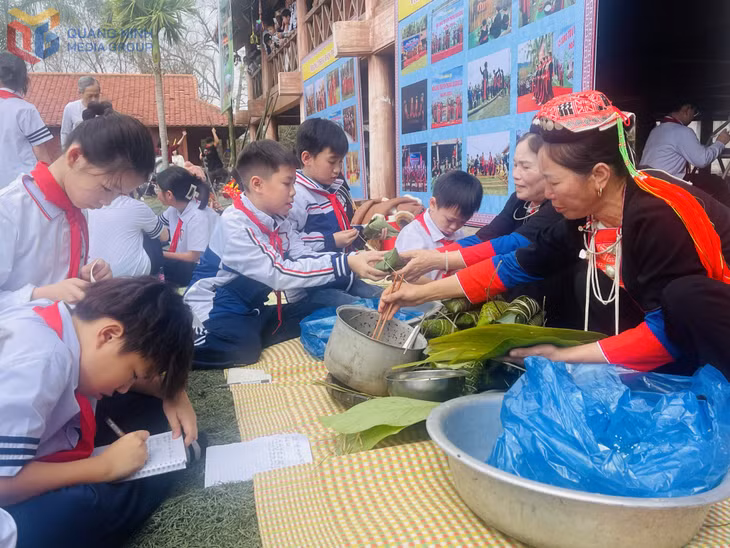 Một buổi trải nghiệm Hội làng Bằng Cả của các bạn học sinh Trường Tiểu học Lê Hồng Phong (nay là Tiểu học Quang Trung, phường Hạ Long).