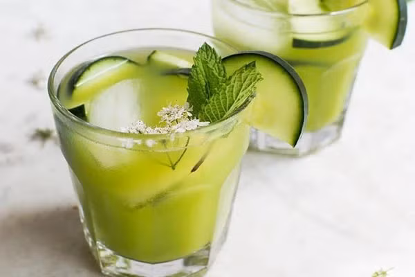 Dưa chuột có tác dụng làm dịu và cung cấp độ ẩm dồi dào, giúp làn da tươi tắn.
