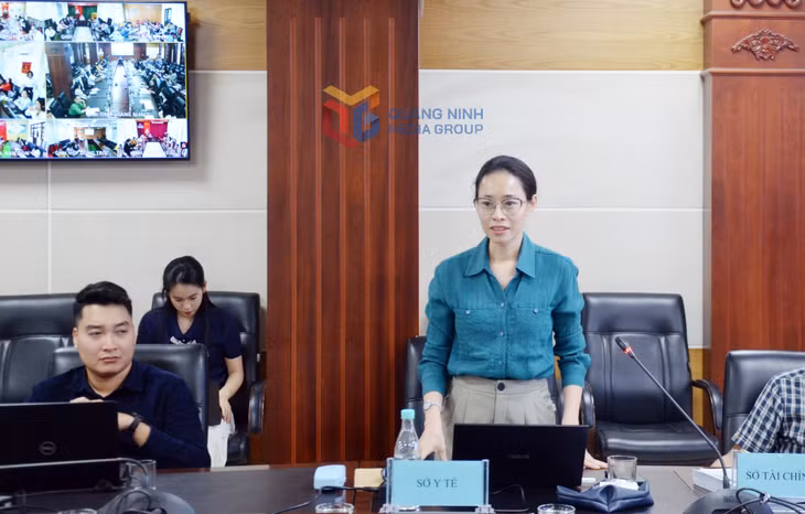 Đại diện Sở Y tế trình bày quy định trong đăng ký khám chữa bệnh ban đầu tại các cơ sở y tế trong tỉnh.