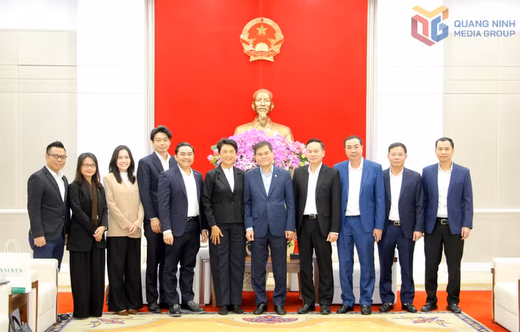Các đại biểu chụp ảnh lưu niệm.