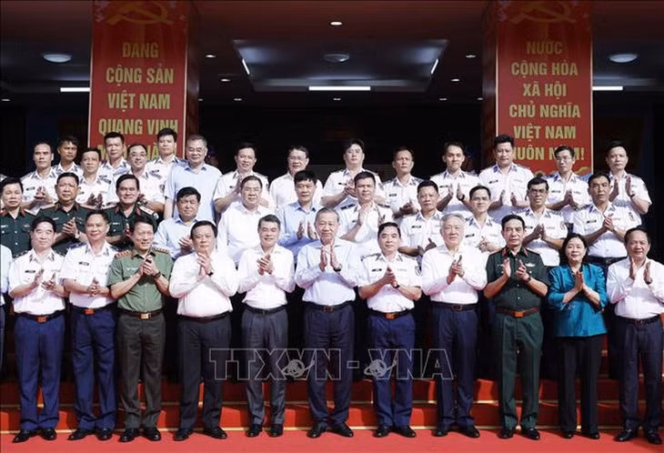 Tổng Bí thư tin tưởng, dưới sự lãnh đạo của Quân ủy Trung ương, Bộ Quốc phòng, sự giúp đỡ của các ban, bộ ngành và cấp ủy chính quyền địa phương, Cảnh sát biển Việt Nam sẽ hoàn thành xuất sắc mọi nhiệm vụ được Đảng, Nhà nước, Quân ủy Trung ương, Bộ Quốc phòng và nhân dân giao phó - Ảnh: TTXVN